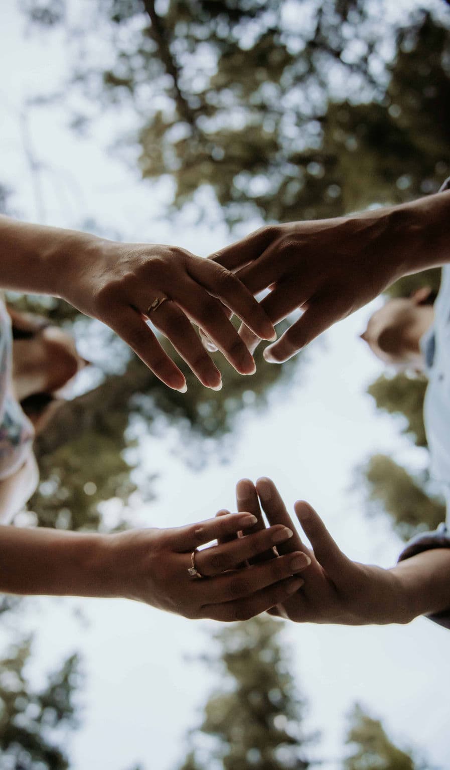 Tomándonos de las manos